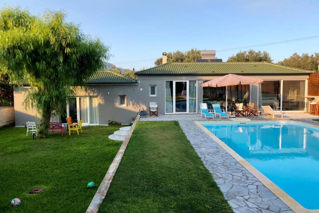 Sunlit Pool House Holiday home