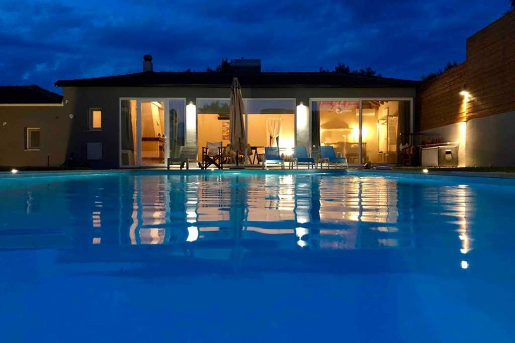 Holiday home Sunlit Pool House *