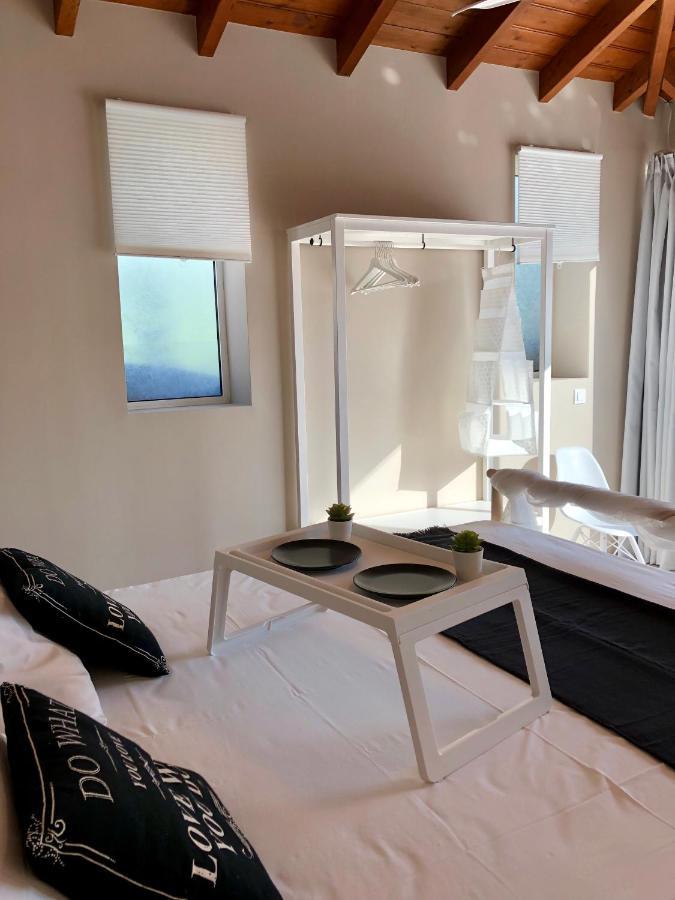 Sunlit Pool House Vakantiehuis *