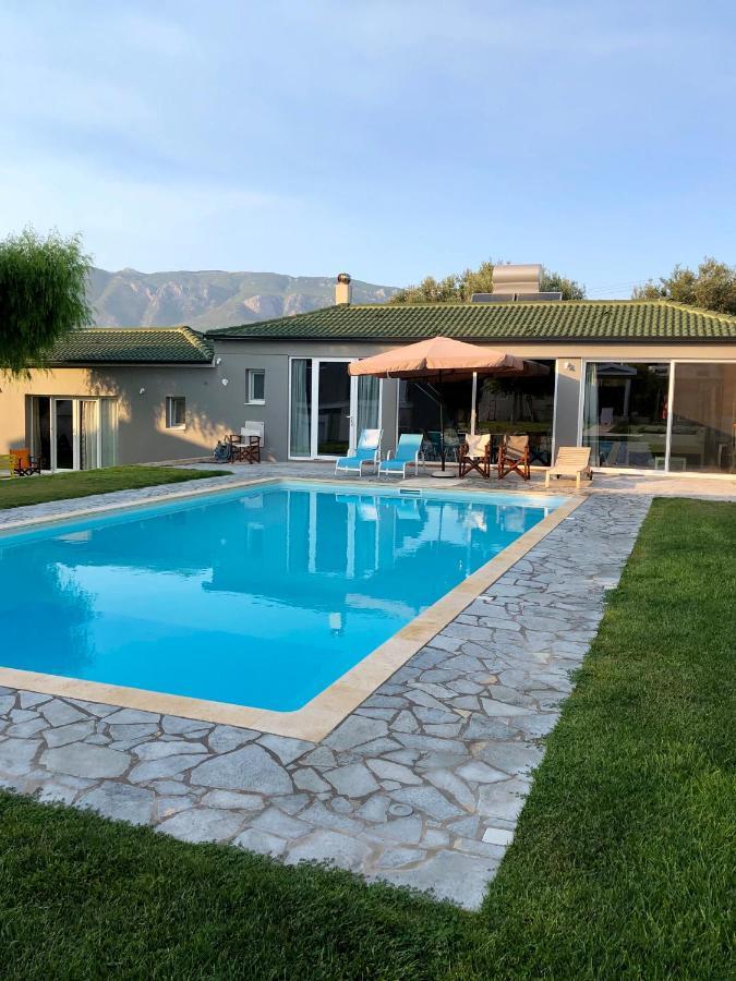 Holiday home Sunlit Pool House